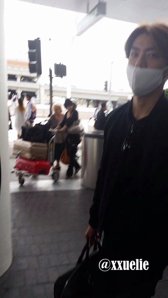 strawbeirry_'s tweet photo. Fans secretly taking photos of osh
OSH be like: 
"I know what u did there"

#WelcomeBackToPHEXO https://t.co/jyV3g2Xqjf