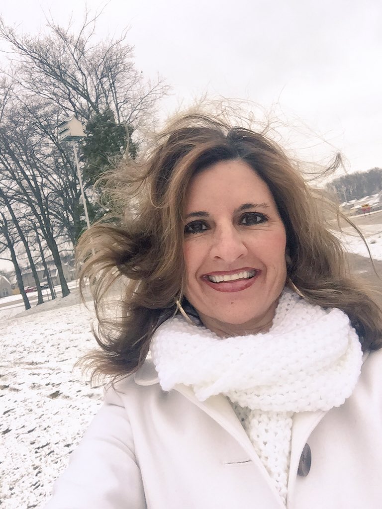 TheTinaRodgers's tweet photo. It's officially #winter in #Tennessee.   #Memphis #snowselfie #SnowDay2016 #stylisy https://t.co/JCd4Z0561S