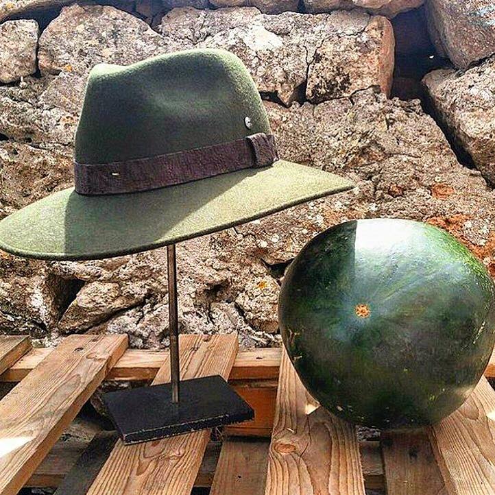 TheMintCoruna's tweet photo. Día de frío y solazo...perfecto para este sombrero Kaki espectacular de Marta Anastasia Formentera!!! 
#rebajas https://t.co/6H6vGoK8ZO