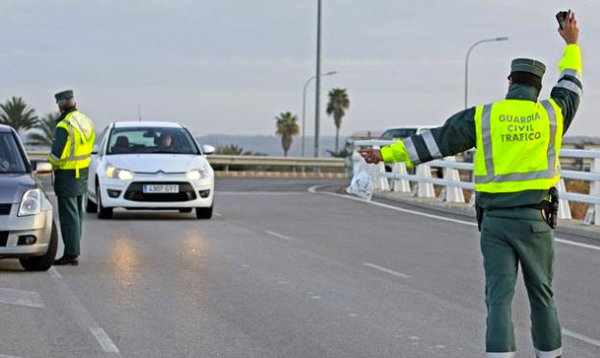guardiacivil's tweet photo. ¿Ves un control de alcoholemia y avisas con rafagazos o apps de su presencia?
Sólo ayudas al que te pone en peligro https://t.co/P8H9q55HET