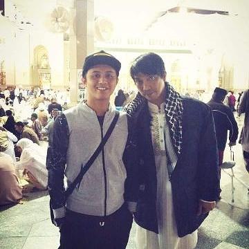 joy_climax's tweet photo. @Ifan_vocalist dan @dilly_joy  saat umroh kemarin #latepost https://t.co/ZDOY4rDsPt