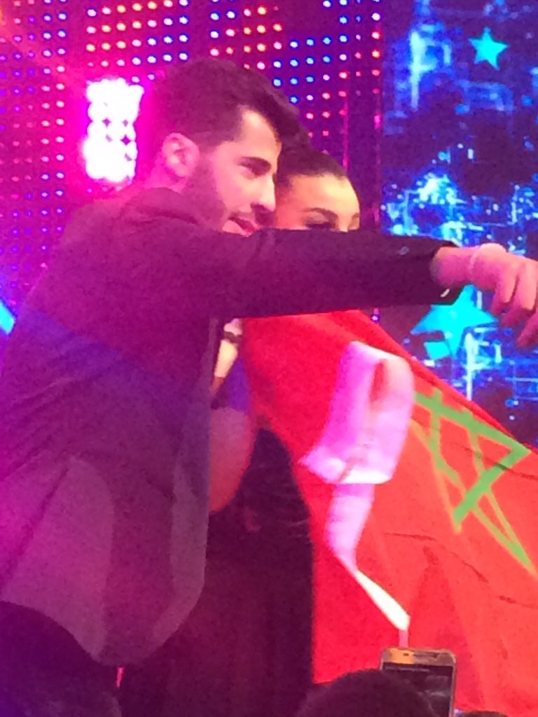 ali_rifai94's tweet photo. @StaracArabia @HananeElKhader 
#حنان_الخضر و العلم #المغربي في مسرح #ستار_أكاديمي https://t.co/zHaiKY8NM4