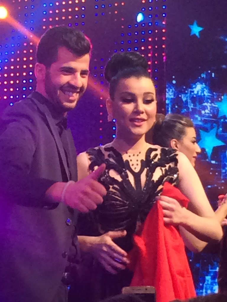 ali_rifai94's tweet photo. @StaracArabia @HananeElKhader 
#حنان_الخضر و العلم #المغربي في مسرح #ستار_أكاديمي https://t.co/zHaiKY8NM4