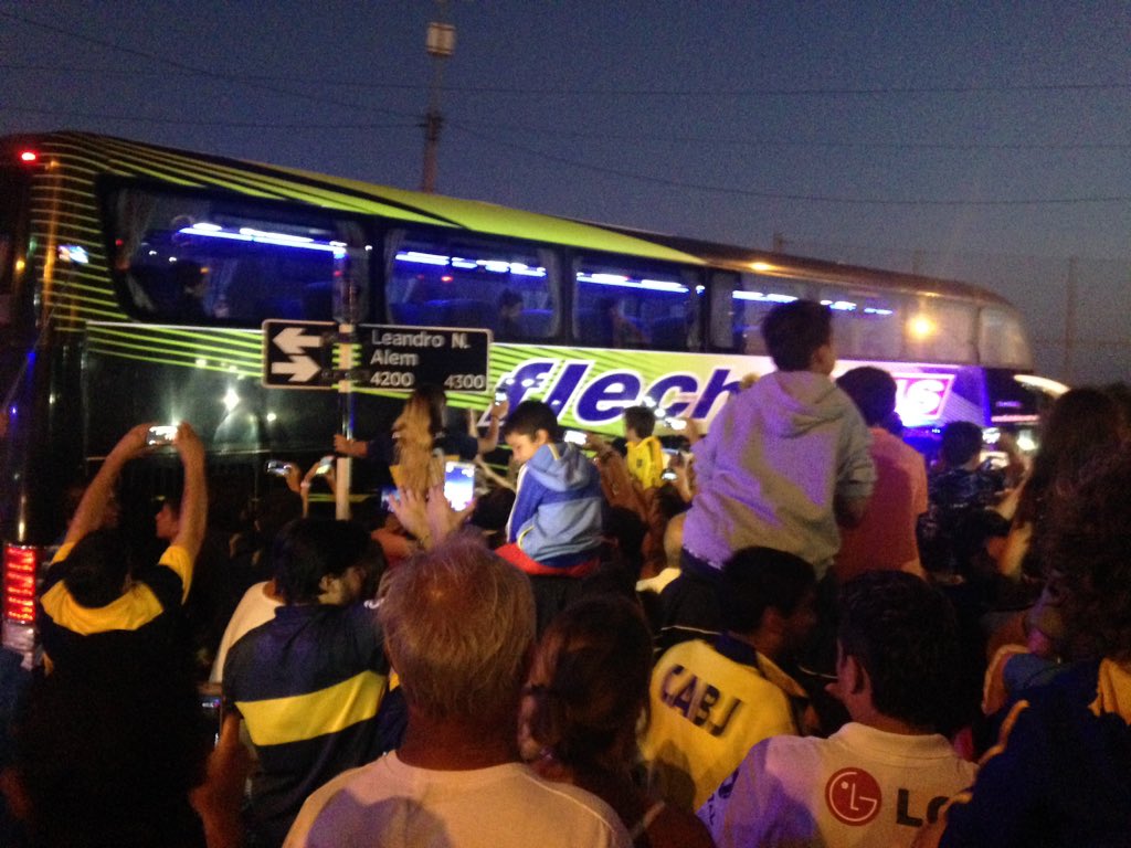 BocaFundacion's tweet photo. . Como siempre..Una Multitud de hinchas #Xeneizes recibió a los jugadores afuera del Hotel #BocaCopaMDQ @PaganiEnzo https://t.co/lL0z7ob8fc