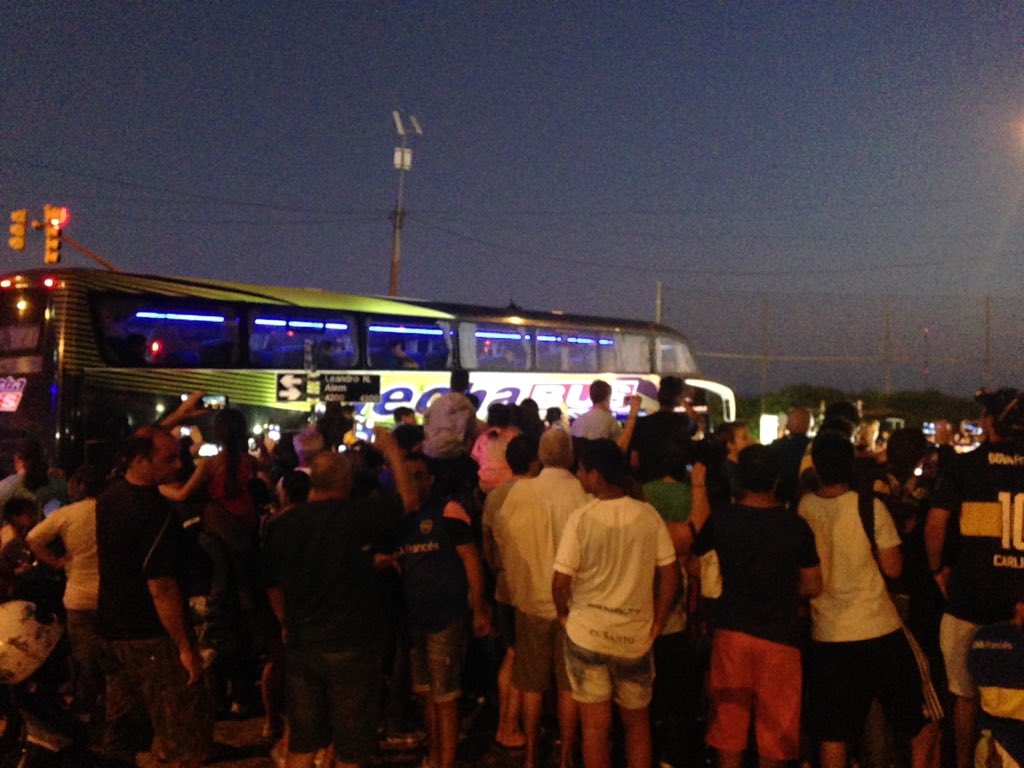 BocaFundacion's tweet photo. . Como siempre..Una Multitud de hinchas #Xeneizes recibió a los jugadores afuera del Hotel #BocaCopaMDQ @PaganiEnzo https://t.co/lL0z7ob8fc