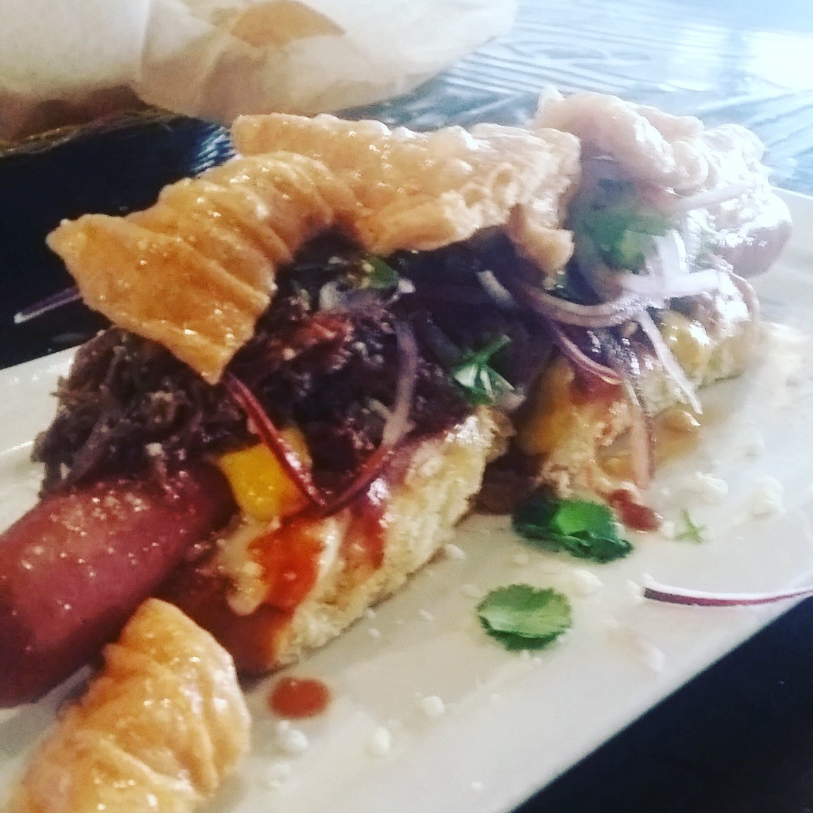 Eileenz77's tweet photo. Umm, yeah, it's a hot dog & I'm going to eat the heck out of it. #hotdog #doyerdog #amorytacos #happyhour #lovefood https://t.co/xe4KKCQKG9