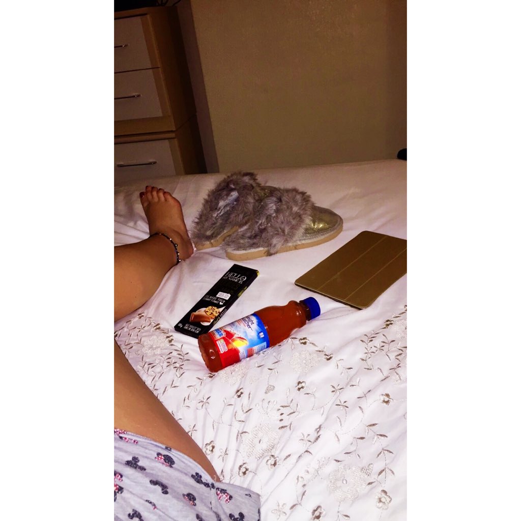 PrincessAimzz's tweet photo. Friday night chills 🤓🍫 https://t.co/7FZb1GFbbF