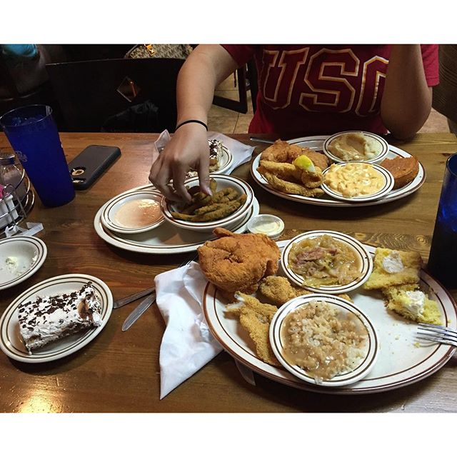 _JsPlace's tweet photo. So many #tasty choices! [Great photo taken by @gloten8 via #Instagram!] #JsPlace #Southern #dinner https://t.co/gupBwymdEy