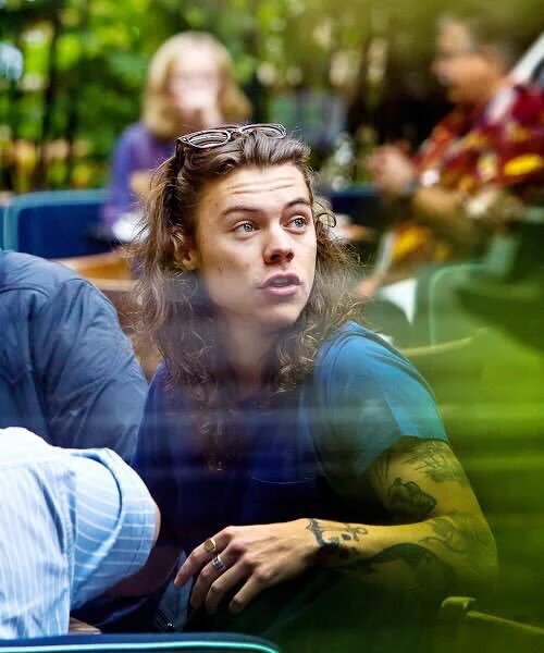thishwiththisl's tweet photo. this Harry with this Louis https://t.co/i54KdrFl6g