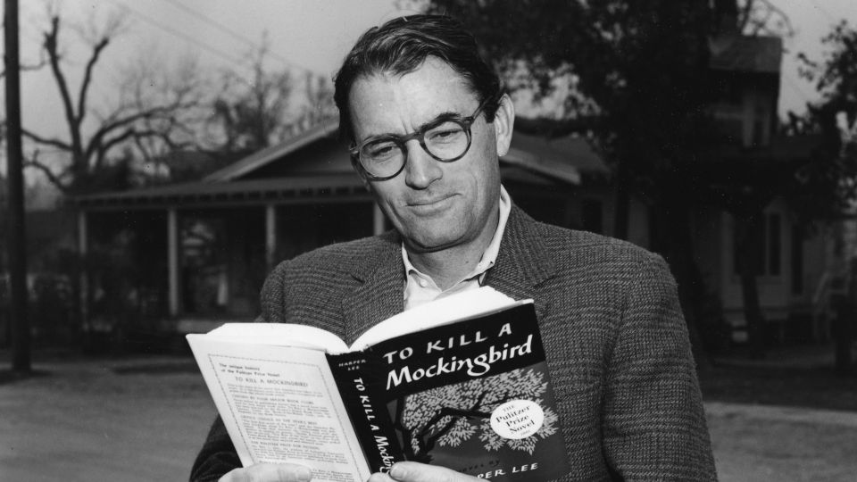 HistoryInPics's tweet photo. Gregory Peck reading 'To Kill A Mockingbird'. Photograph by Cliff Donaldson. https://t.co/axv8IjczbZ