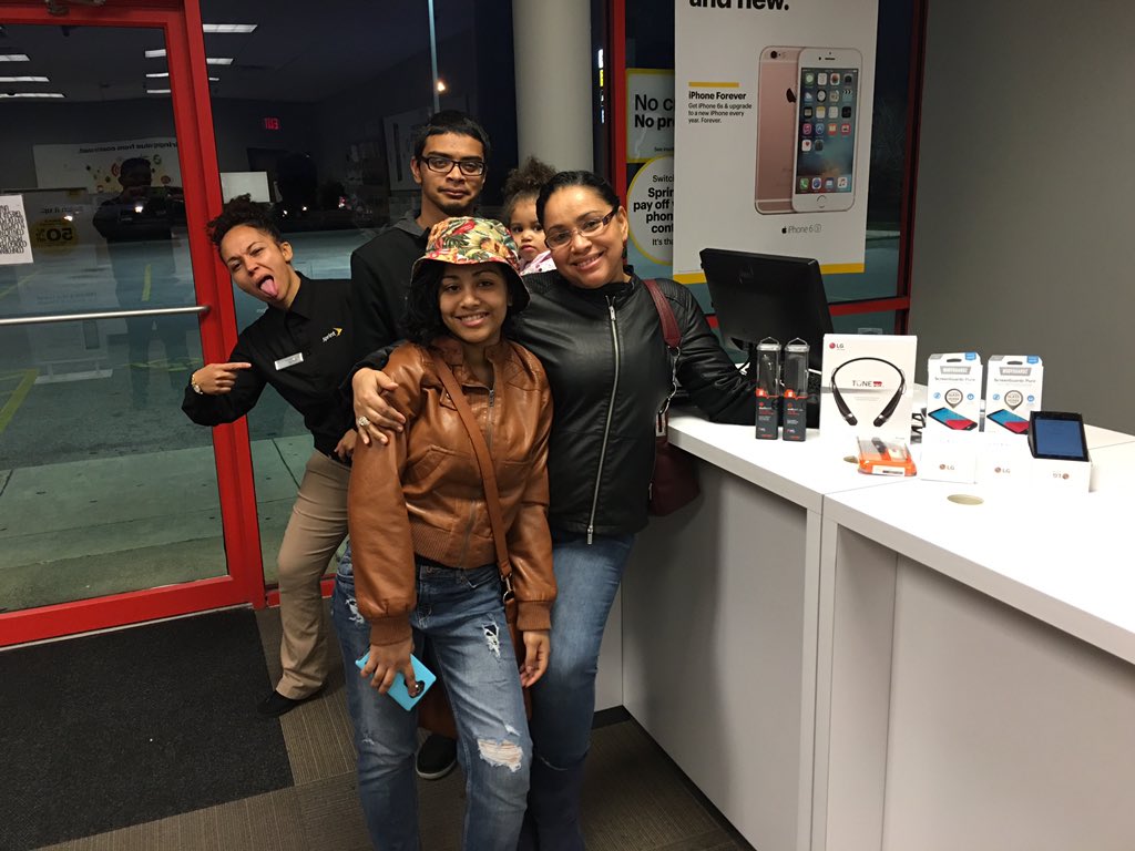 SprintCWCove's tweet image. #Sprinthero 3 more happy customers took advantage of the LG Promo! @CabcStone @SprintSCentral #Sprint4TX #CWSprint