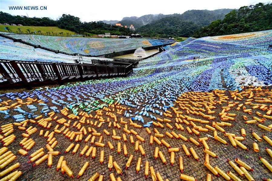 ChinaLive_NA's tweet photo. Plastic-bottles-made Mosaic displayed in SE China https://t.co/gz81wRtP29