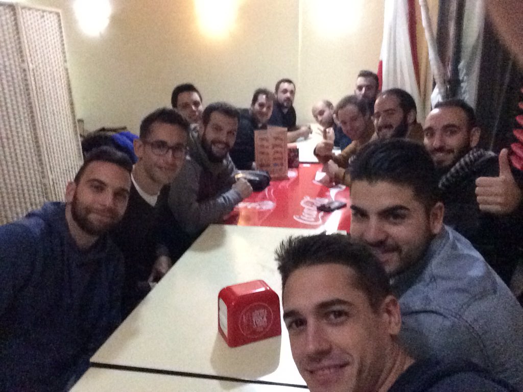 LosTaifas's tweet photo. Despues del ensayo general con la familia, hacemos piña adivinad donde.....en el kebab!!!!! https://t.co/oVkAVMvNIM