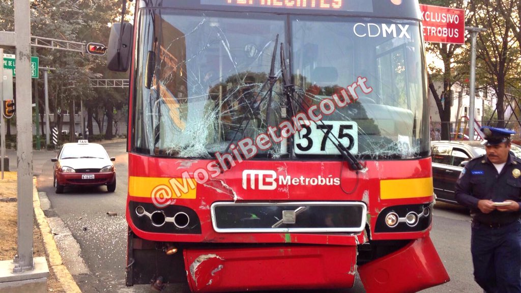 Accidentes en Metrobús dejan ocho lesionados - CZXabXpUkAAIb9F