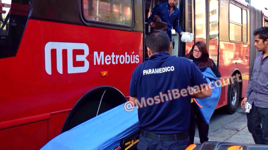 Accidentes en Metrobús dejan ocho lesionados - CZXbWA2UAAAvOL5