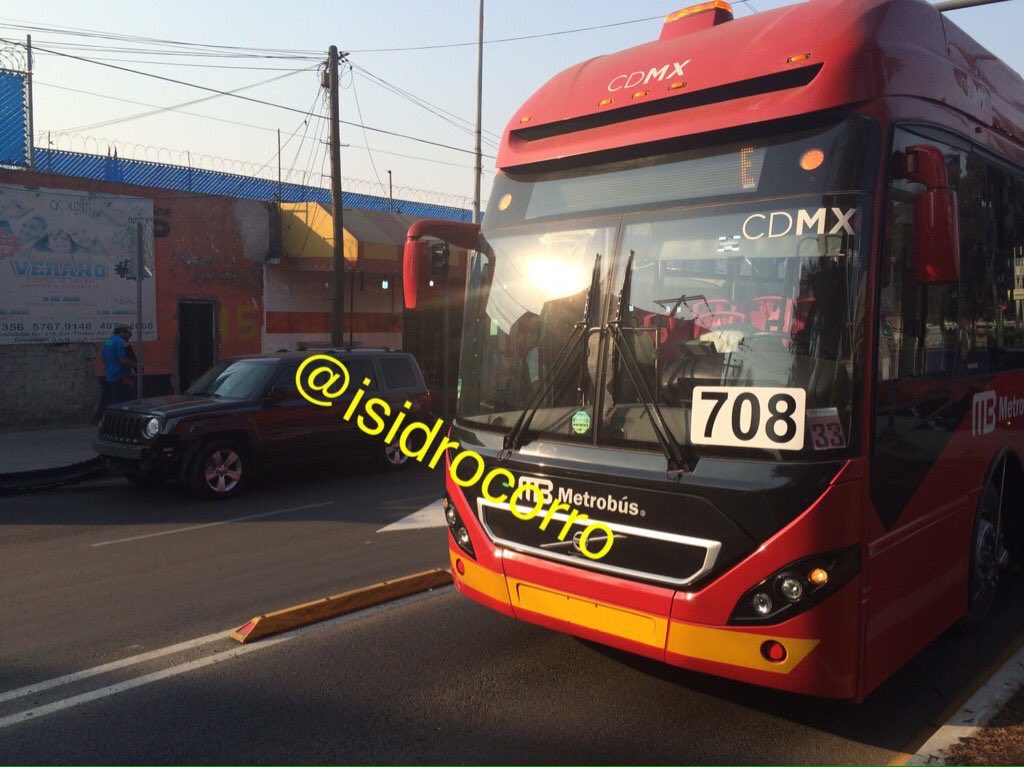 Accidentes en Metrobús dejan ocho lesionados - CZXc3rSUgAAojd1