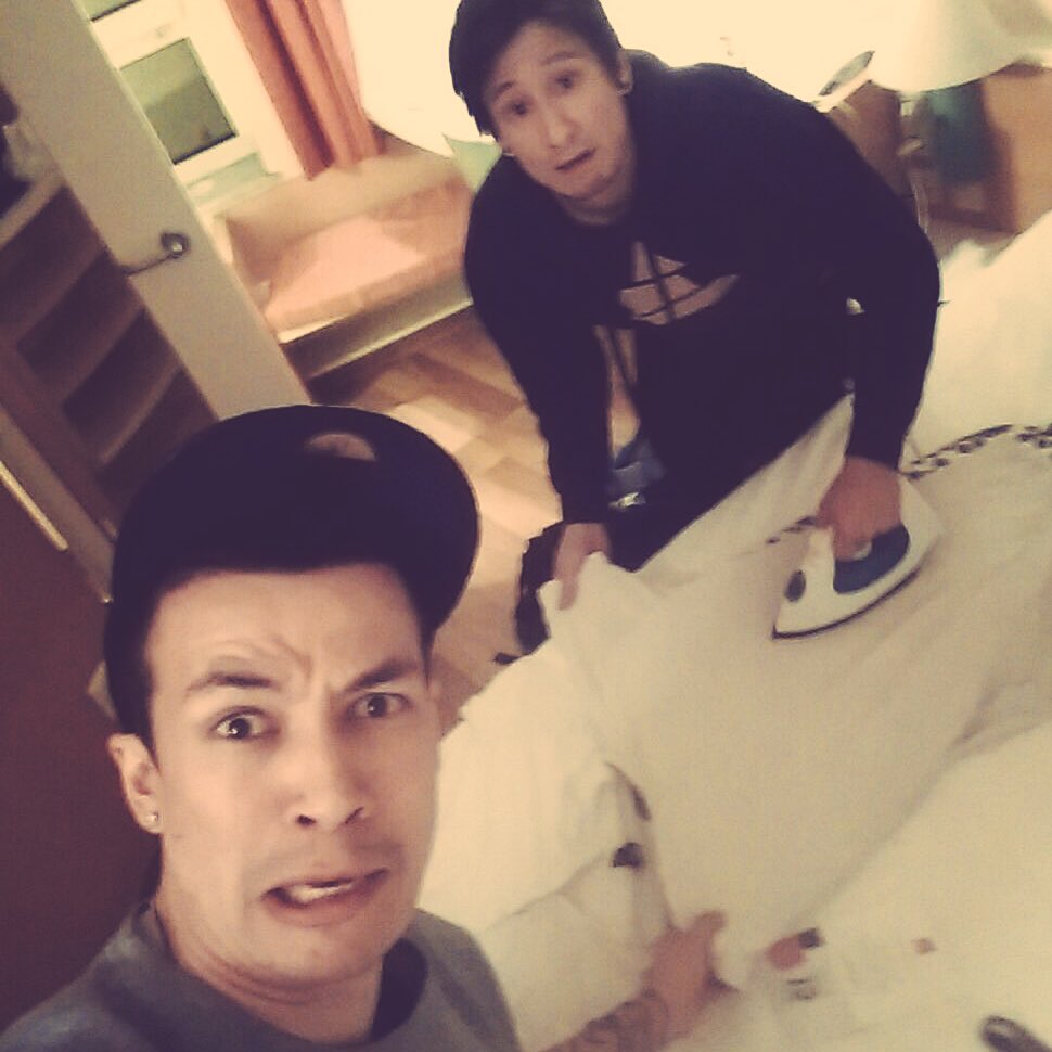 Julien_Bam's tweet photo. Der @Cheng_Loew gibt mir gerade n 2am Workshop im Bügeln ❤️ https://t.co/HvyaTmumbn