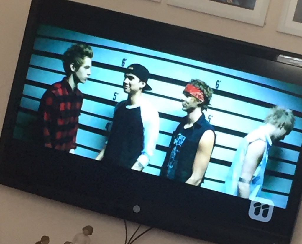 jadealysha_'s tweet image. Another win for @5SOS on @loopeleven this morning! #LoopOff5SOS #GoodGirls