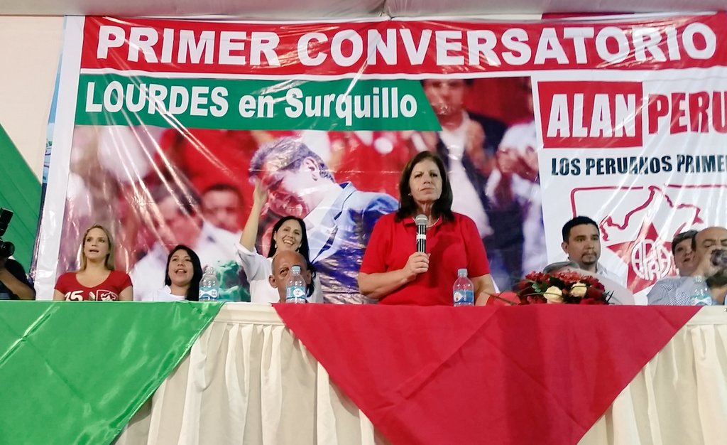 UrsulaPeru's tweet photo. Se siente el calor de la gente en el primer conversatorio con @LourdesFloresN en #Suquillo https://t.co/456NNG9Mm7