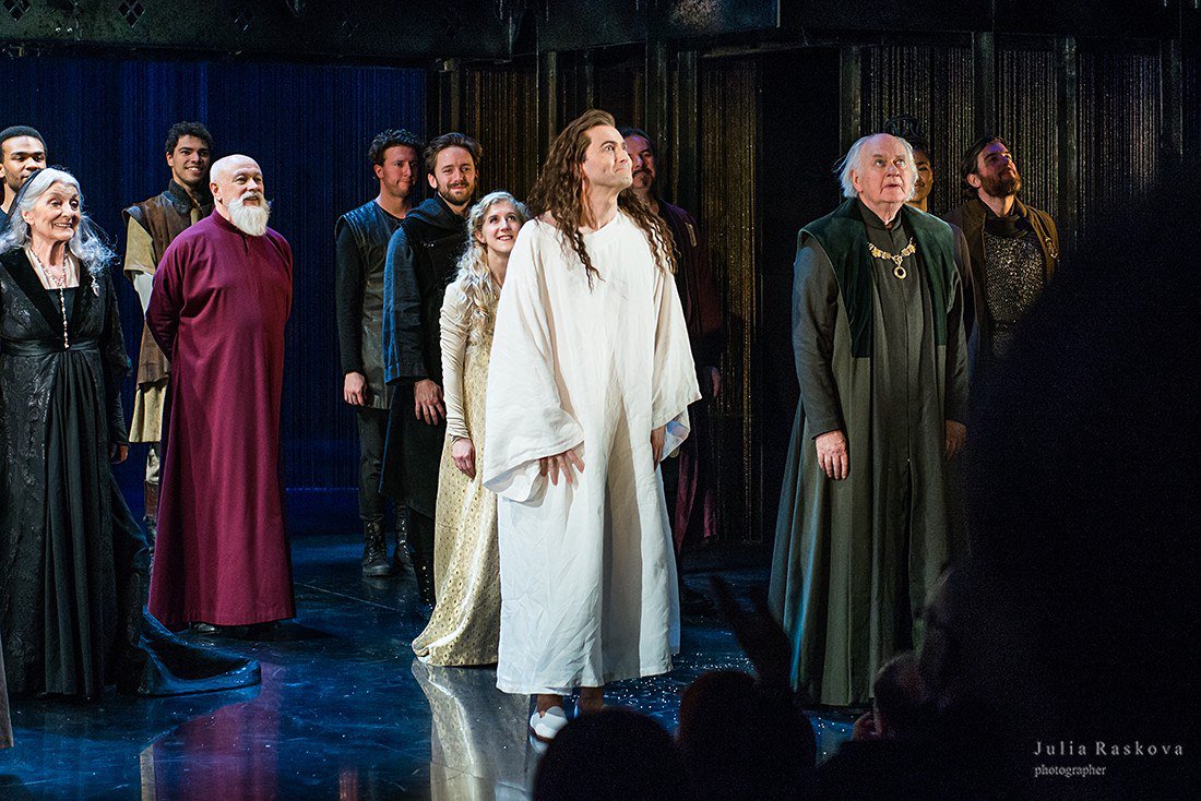 EvaKilgr's tweet photo. Incredibly cute picture by Julia Raskova :)
#DavidTennant #RSCRichardII https://t.co/aUedlZjW3O