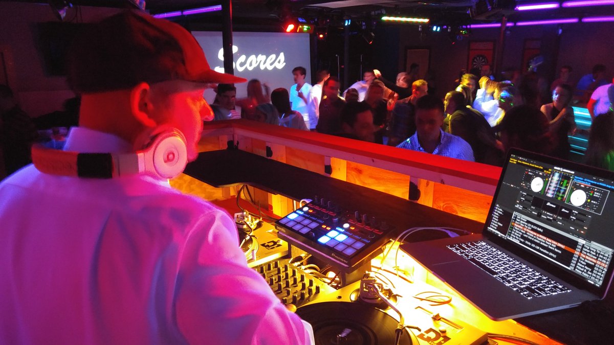 ScoresBar82's tweet photo. @DJMFShalem Tonight in our New &amp; Improved "Upper Deck Club" Here's a pic from college night last night w/@Djhypelive https://t.co/fT3grGhGm3