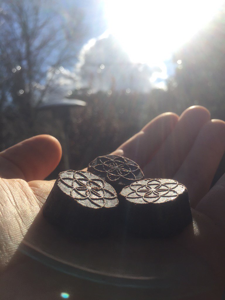 holisticpurp's tweet photo. Gaze the sun, eat healthy chocolate, Be the fun ~ https://t.co/0inFnIvU6w https://t.co/VWs06PLuqL