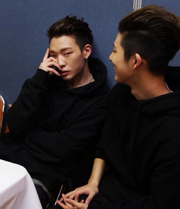 iKONICstagram's tweet photo. [iKONICstagram] loudnessoflove: B.I &amp; Bobby🖖🏼💙 #IKON #아이콘 #Rapper #KimHanbin #한빈 #Charismaleader #geniusleader #lea… https://t.co/DYsorYUytO