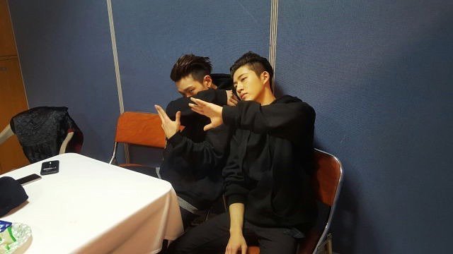 iKONICstagram's tweet photo. [iKONICstagram] loudnessoflove: B.I &amp; Bobby🖖🏼💙 #IKON #아이콘 #Rapper #KimHanbin #한빈 #Charismaleader #geniusleader #lea… https://t.co/4nMbHo1ZOM