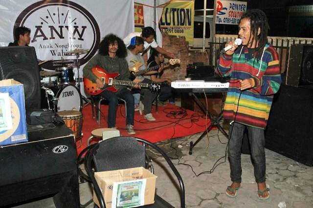 RMArrasuly's tweet photo. Live Reggae Music Charity for Adi Prasetio, at Waroeng Wahid.
@MadeinMade_aceh @iloveaceh @BujroeAceh @WaroengWahid https://t.co/jg5EqGBdqx
