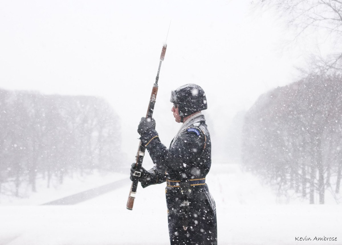 TrooperBenKHP's tweet image. Great #Respect for the Sentinel at the Tomb of the Unknown Soldier standing guard during the #blizzard2016 
.
.