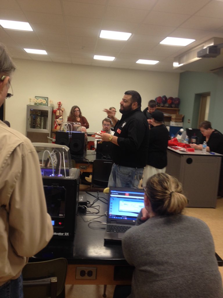 AKellyLady's tweet photo. Intro to 3D Printing @Howard_College #HCLegacy https://t.co/iLeTDFhZs8