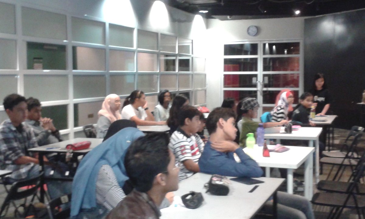 URekaMY's tweet photo. The 2nd to last class for @inovasiMY  #SML2015 @petrosains. Class is in session with a reading https://t.co/LNNe5tcQPa