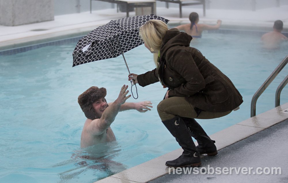 clowenst's tweet photo. #wintery day in #raleighsnow @newsobserver videos https://t.co/gMgGy7S1Lz https://t.co/79l18mYh44
