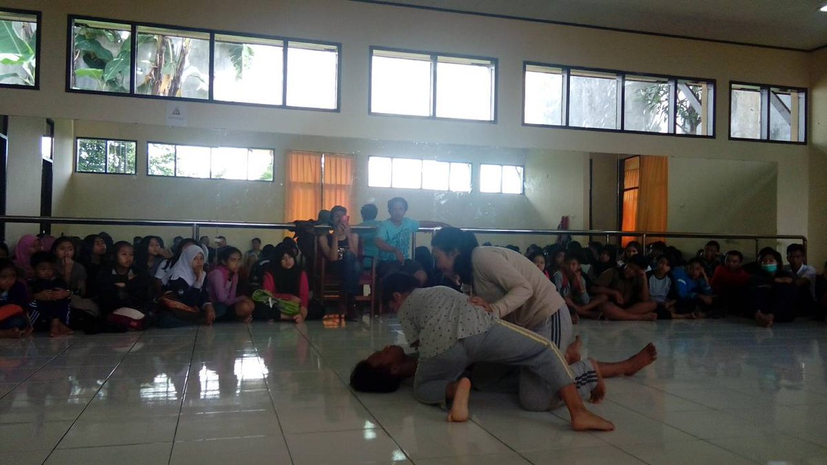 Widiiiiihhh, ada Kang Tisna TOP <a href="/andriucok/">Ucok Andri</a> ikut memantau latihan Pagelaran Kabaret @Ramayana_BL nih ;)