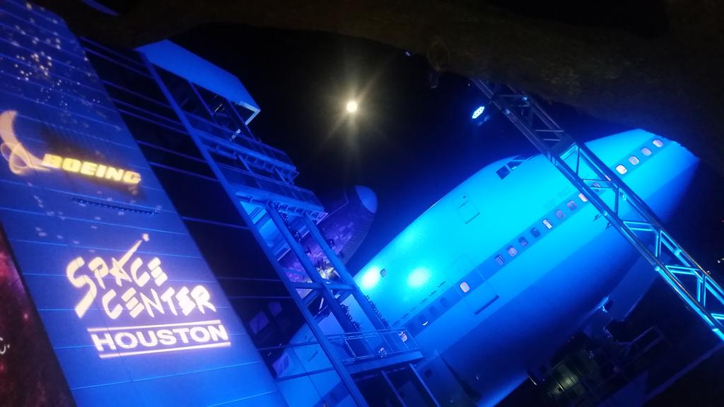 GodspeedDiscvry's tweet image. We were greeted by the moon,  Boeing logo, and search lights dancing on the shuttle and NASA 905. #IndependencePlaza