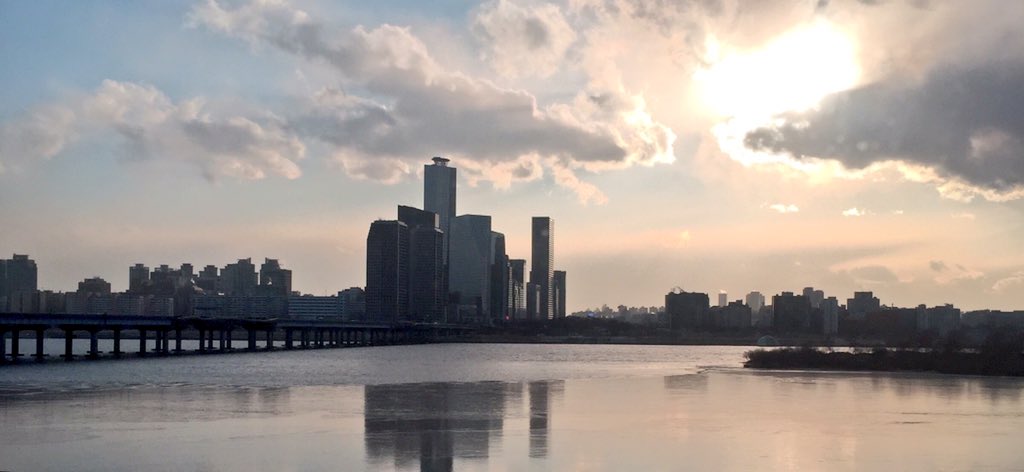 hohocho's tweet image. Sunset with frozen Han River 16:57 KST. #Seoul #Korea #ColdWaveAlert