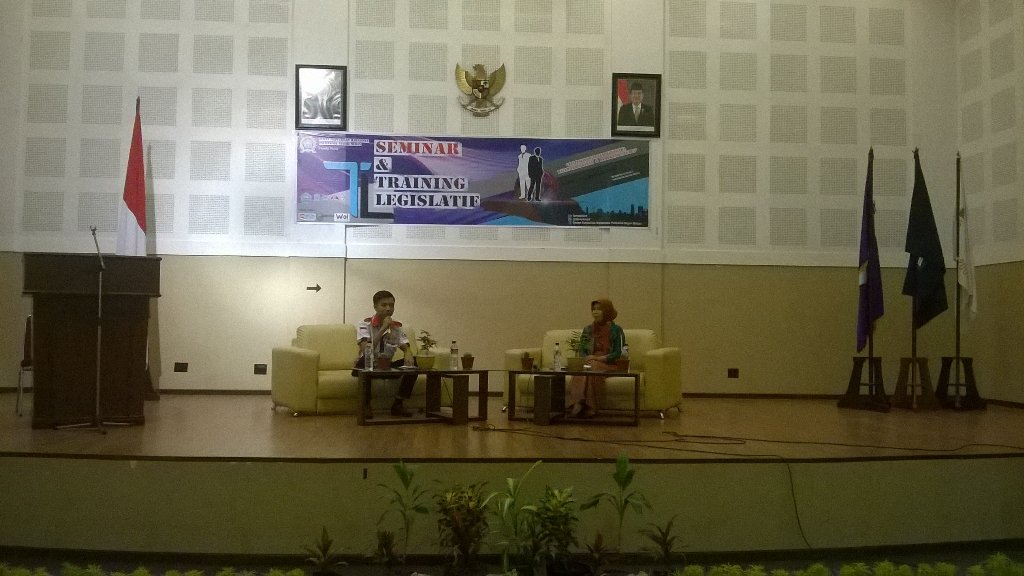 dpmpolmed's tweet photo. Kita masuk ke sesi kedua, Training Legislatif oleh Ibu Meydina Reyhan dari Sekretariat DPRD Sumut. #STLDPMPOLMED https://t.co/lIdLjLTwdl