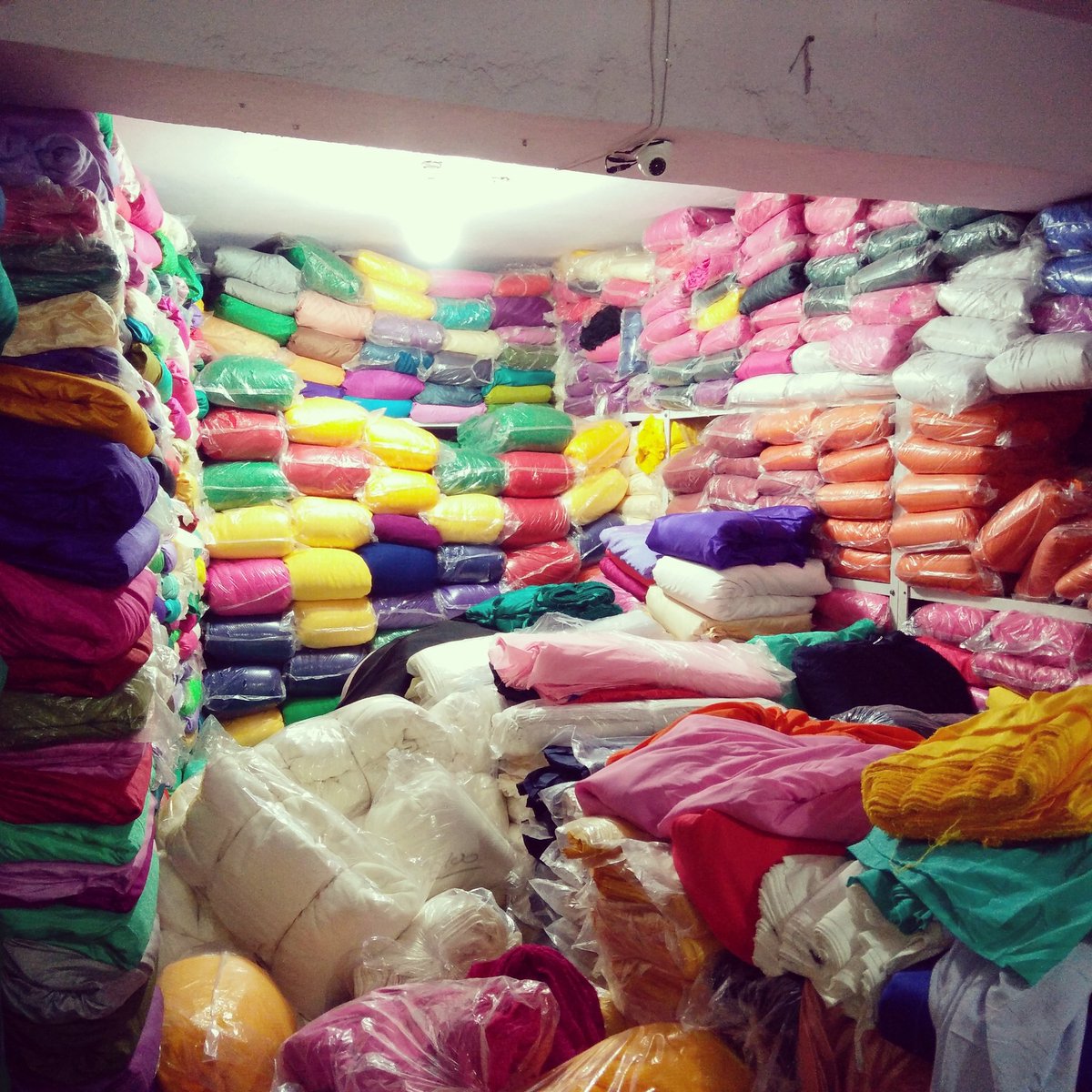 pipandjazz's tweet photo. Swimming in the sea of fabrics! 

#fabricsourcing #pipandjazz #vintagefashion #kidsclothing #SS16 #fashion https://t.co/r6wJNZgQC4