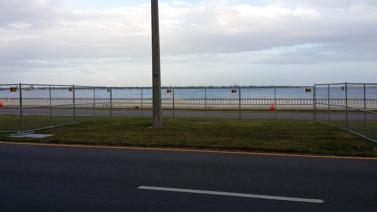 JillCFun's tweet photo. No view of #GasparillaTampa parade for my bday &amp; 20 Plant High kids Good news, empty lot next door has a clear view! https://t.co/cAmLiurwCd