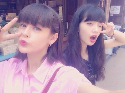 Mio บนทว ตเตอร 菜奈ちゃんって撮影以外でポーズとるとき必ずウインクして目のところでピースするよね笑 ということで菜奈っ子の皆さん 写真撮るときのポーズ決まりましたね は T Co G5nculyjcs