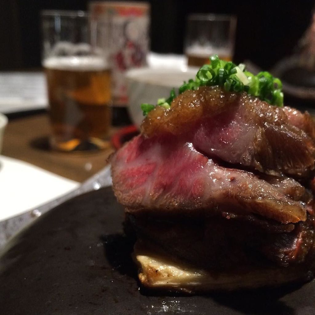gastronomy's tweet photo. Bite me.
#weightgain3000 #gettingmyonepackreadyforsummer #alliwanttodoiseat #Wagyu #meltinyourmouth #goodness #fukโฆ https://t.co/NpX4lUbzAl