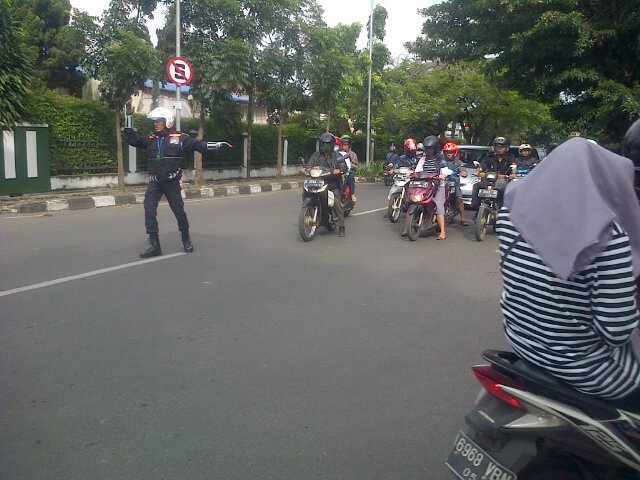 Pengaturan Jln.Martanegara , Jln.Maskumambang bersama Anggota KFM <a href="/tmc_restabesbdg/">TMC SATLANTAS POLRESTABES BDG</a> <a href="/RESTABES_BDG/">Polrestabes Bandung</a> <a href="/RTMC_PoldaJabar/">RTMC_PoldaJabar</a>