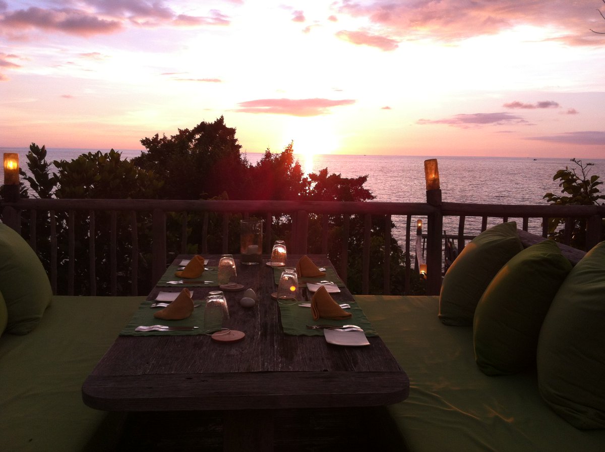 Dinner at The View Restaurant always come with a view. #soneva #sonevakiri https://t.co/qH2bViMbFf