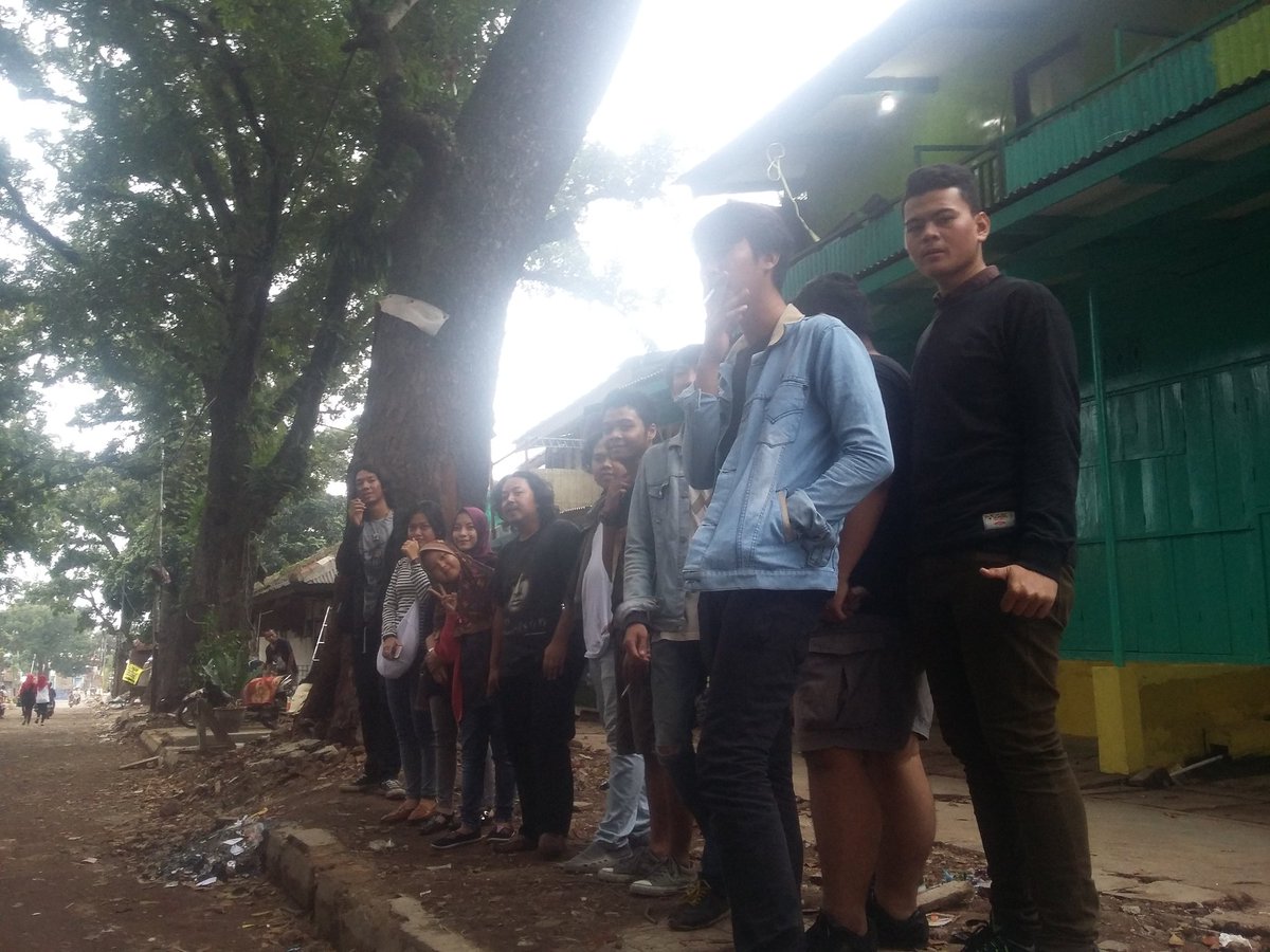 Teduh serta udara yg sejuk di lokasi ex pasar Bojong Meron tepat jk dijadikan Pedestarian, bebas parkir &amp; pedagang.