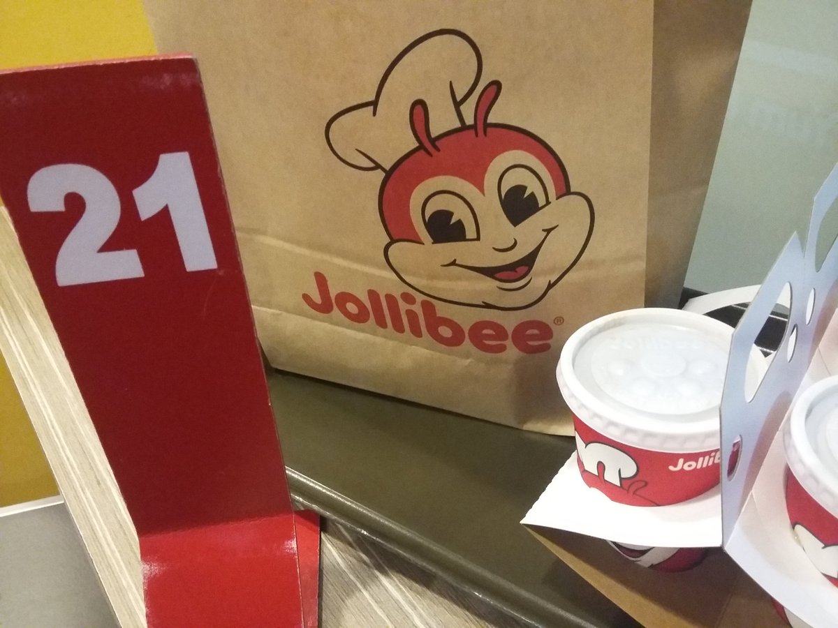 cleooobear's tweet photo. buti si jollibee kahit naghihintay masaya pa rin. haaayyysss. ๐๐๐ #waiting #cheatdayalways https://t.co/PBsn4YKAKZ