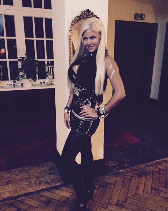 Wie weit denkt ihr wird unsere Sophia kommen? 💋💖💪🏻  dressed by Nikola Dusana https://t.co/1LiIJMooTz