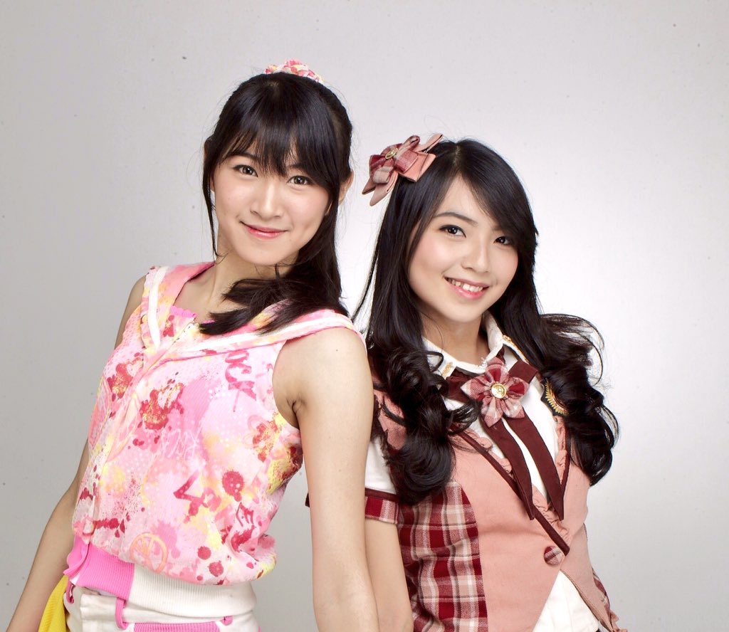 _shaniagracia31's tweet photo. Kira-kira nanti di show 2 ada kejutan apa lagi ya?😏 
Btw, dapet salam dari kita nih hahaha💓 @N_ShaniJKT48 https://t.co/gUba1zDpSA