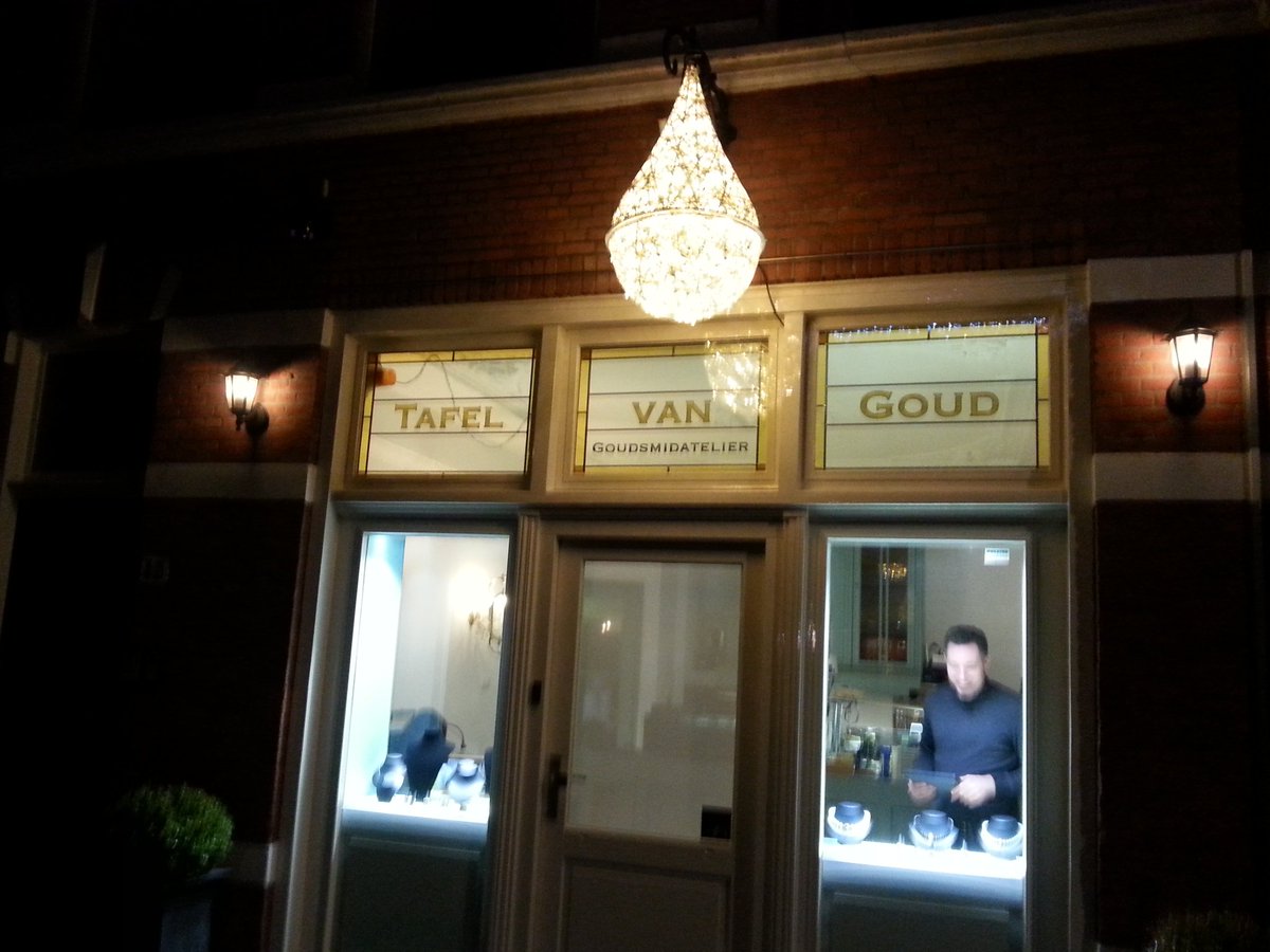 3 gebrandschilderde glas-in-lood panelen geplaatst bij goudsmid atelier Tafel van Goud te Rijswijk #glasinlood#