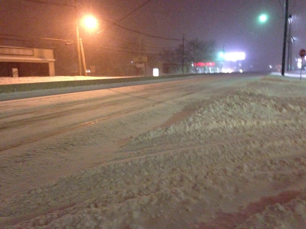 PhotoManCBS3's tweet image. Route 38 in #Pennsauken is freshly plowed but still very slick. Drive safely. #CBS3snow