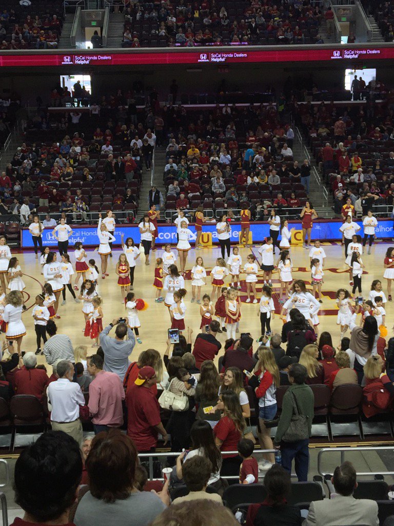 USCAlumPrez's tweet photo. Future Song Girls! We're in good hands! #USCSongGirls #FightOn https://t.co/TLVwf3a7Tq